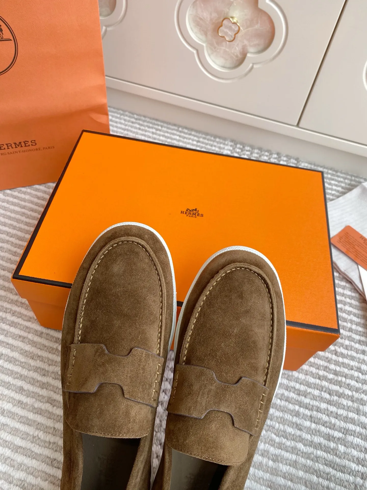 p560✨Hermes Couple Loafers｜Walking in the urban high-end, easily wearing Hermès temperament✨Who says luxury and comfort can’t have both?  This pair of H’s classic loafers really does it!  ▪️"Customized imported Yangjing fabric" is soft and delicate ▪️"Full sheepskin lining" + "soft-soled shoes" design. Your feet will be healed the moment you put them on~ It's like stepping on clouds☁️You won't feel tired after walking all day!  The iconic "H" buckle is low-key and luxurious. It is matched with a rubber outsole. It is lightweight and stylish. Whether you are commuting or shopping, you can easily achieve casual urban style🏙 Can be worn by couples. Full range of sizes, girls 35-41 | boys 39-45. Wear them together when going out. Sweet and high-end💑 Original mold opening. Details are in place. Those who understand will be attracted at a glance ️❤️ #Hermès loafers #coupleshoes #lightweight and versatile shoes